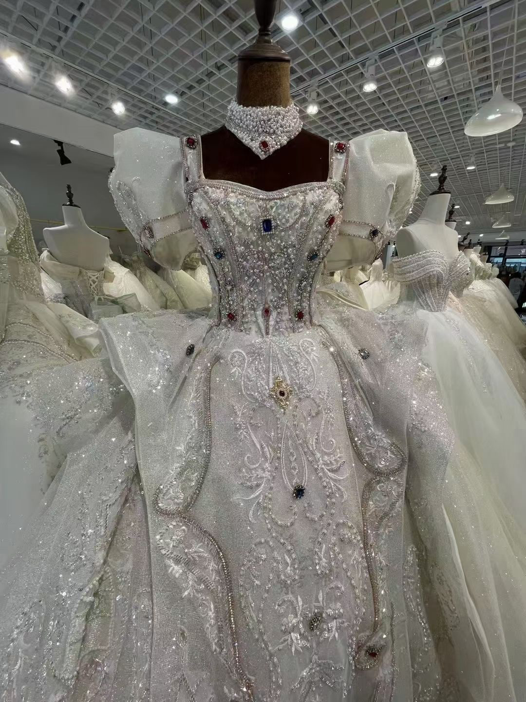 豪華！高級感　光沢チュールきらきらストーン✨　パフスリーブ花柄のモチーフ刺繍が美しく　ボタニカル柄のドレスお呼ばれ前撮り