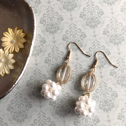 ドイツビーズとパールビーズボールのピアス(白) ピアス（フック
