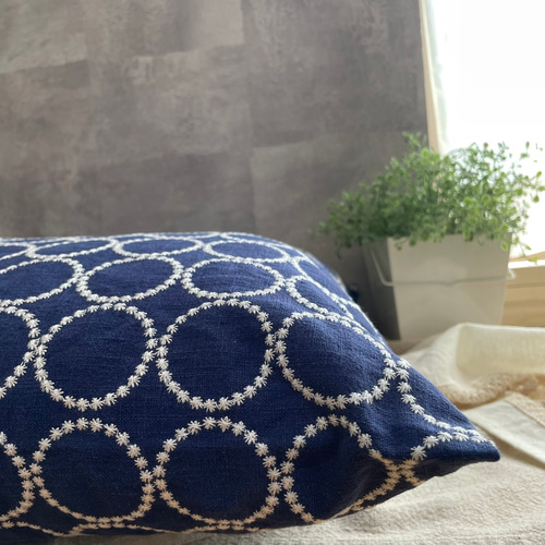座布団カバー(55㎝×59㎝) ナチュラルベーシックな刺繍生地（ネイビー