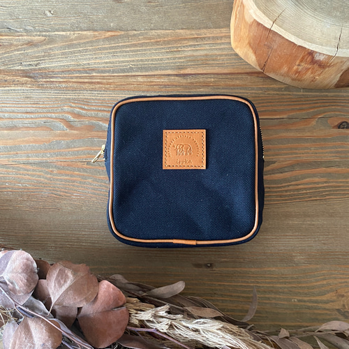 帆布と革のスクエアポーチ キューブ