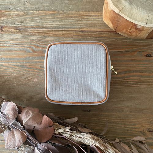 帆布と革のスクエアポーチ キューブ