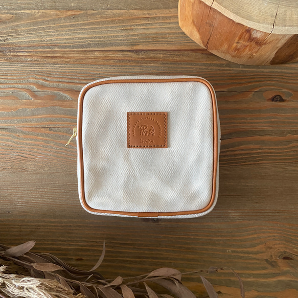 帆布と革のスクエアポーチ キューブ