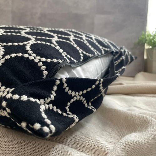 座布団カバー(55㎝×59㎝) ナチュラルベーシックな刺繍生地（ブラック