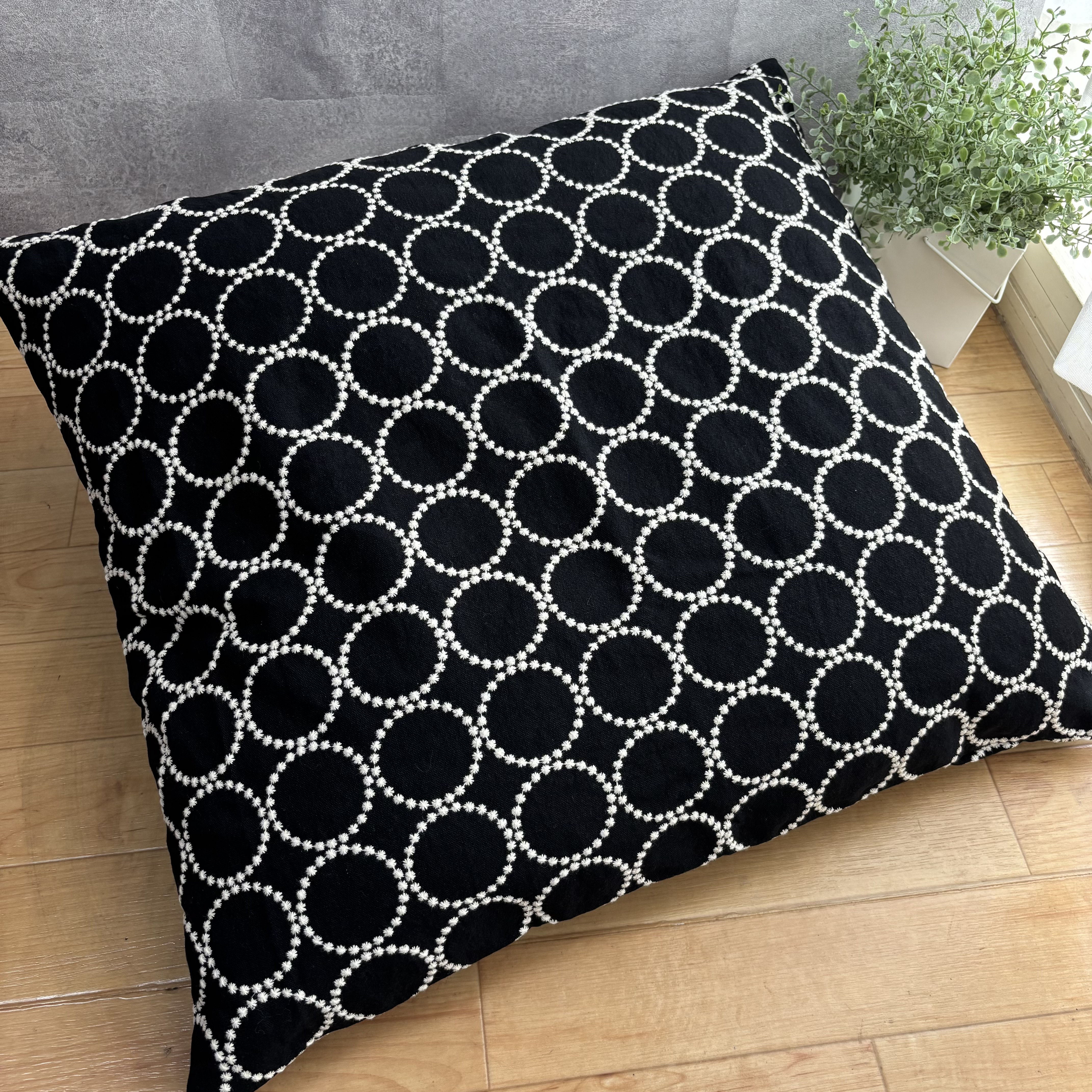 座布団カバー(55㎝×59㎝) ナチュラルベーシックな刺繍タンバリン