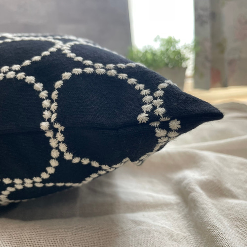 座布団カバー(55㎝×59㎝) ナチュラルベーシックな刺繍生地（ブラック