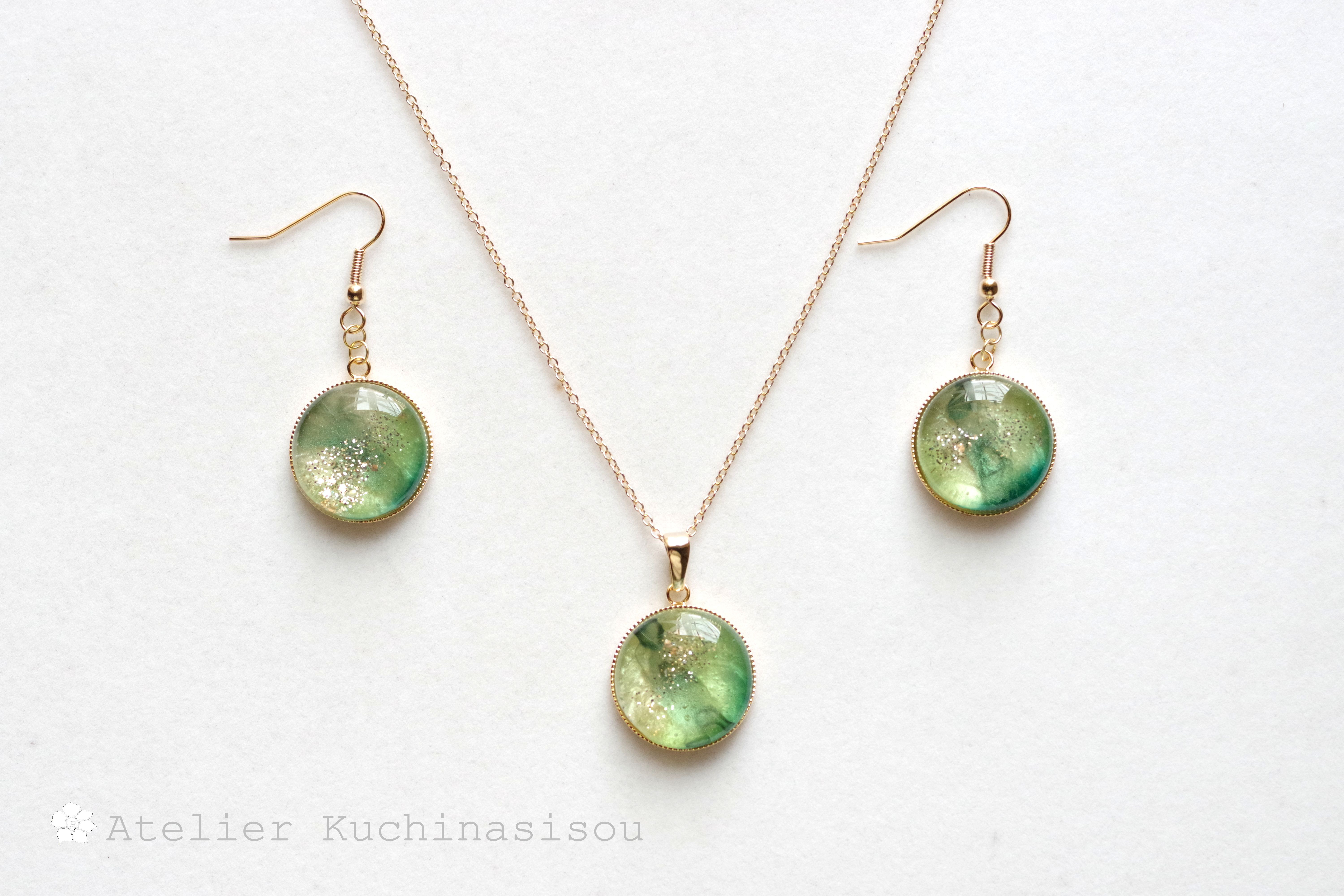 【Creema限定】レジンアート　ラウンドピアス/イヤリングとペンダント〈木の下闇〉