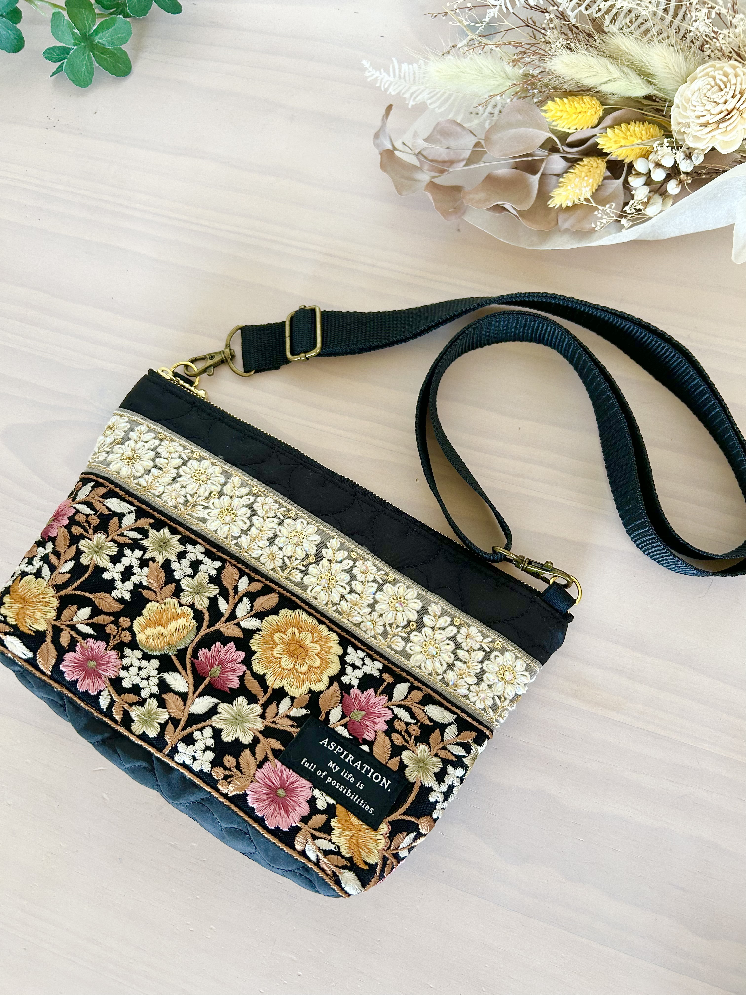 1867.ハンドメイド　ファスナーバッグ　ジョリーフルール コラージュ柄 1867.ハンドメイド ファスナーバッグ ジョリーフルール コラージュ柄