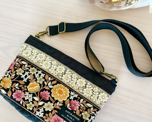 刺繍リボンオレンジ系】 ブラックキルトショルダーバッグ☆ファスナー