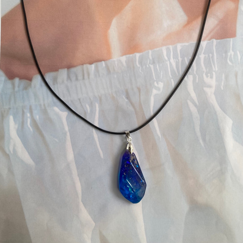 鉱石みたいな深い青のレジンアクセサリー ネックレス・キーホルダーに