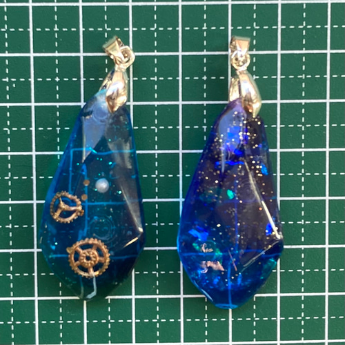 鉱石みたいな深い青のレジンアクセサリー ネックレス・キーホルダーに