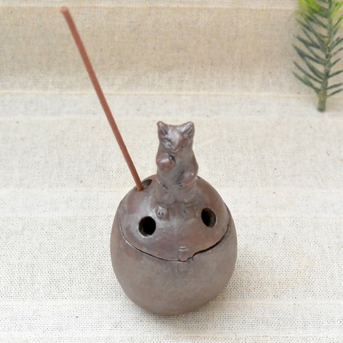 招きネコの香炉 お香立て 右手上げ 招き猫 茶色ねこ 猫 ワイルド