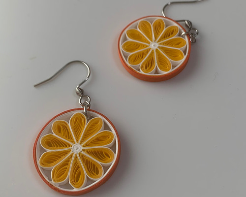 オレンジのペーパークイリングのピアスorイヤリング ピアス（フック