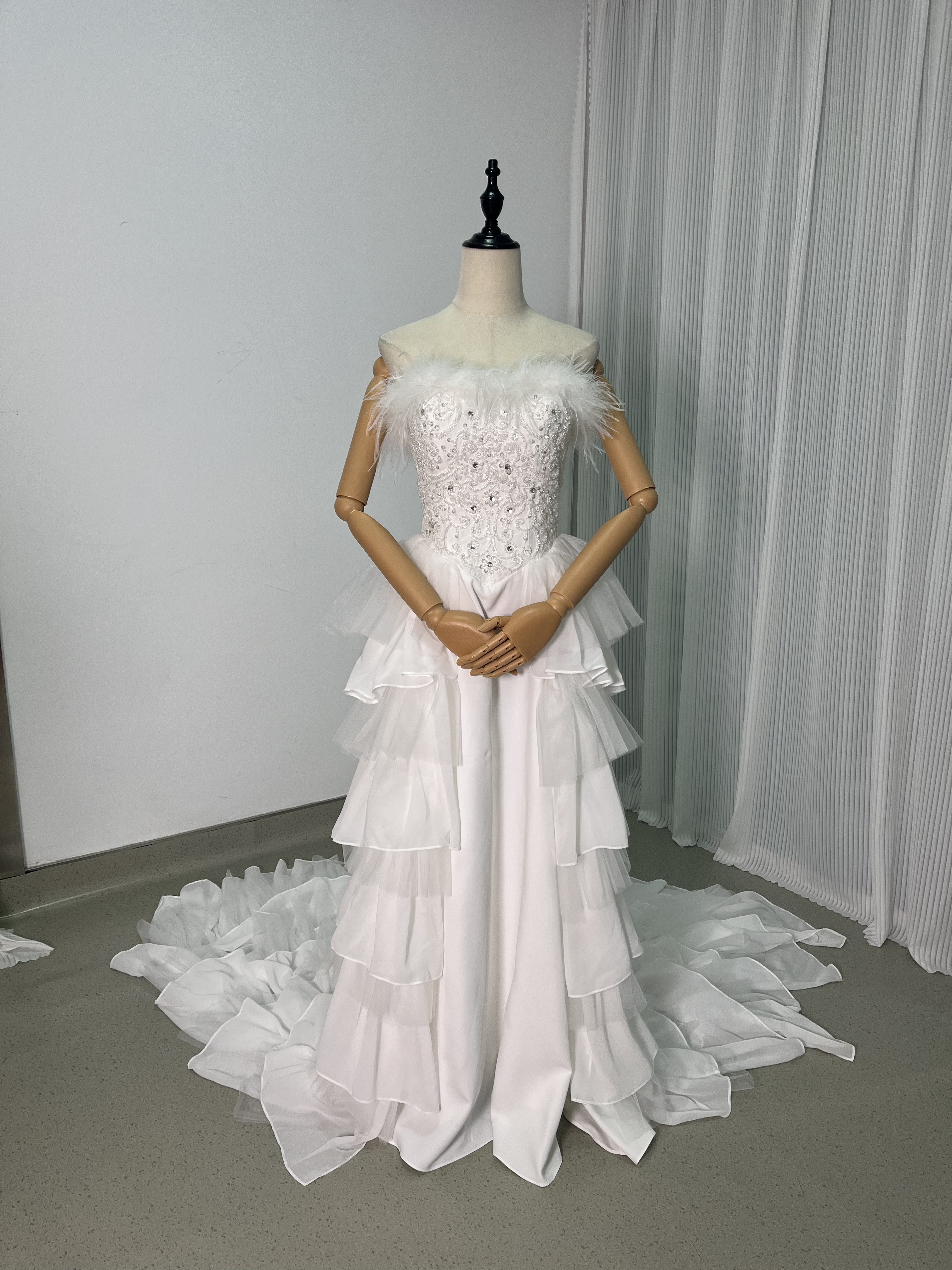ウェディングドレス  フェザードレス  ビジュードレス  ふんわりシフォン   ソフトチュール  編み上げ  デザイン感