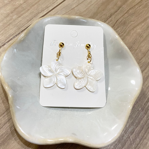 みかづき！ブラックシェル プルメリア ピアス 14kgf みかづき！ブラックシェル プルメリア ピアス 14kgf