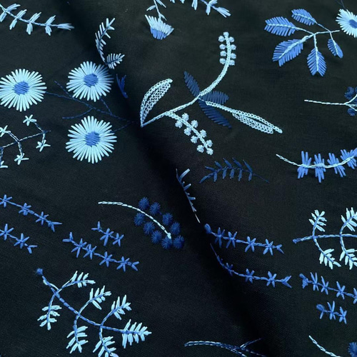 s11-k▽コットンリネン刺繡生地▽ブルー 花柄 ブラック 黒地 フラワー