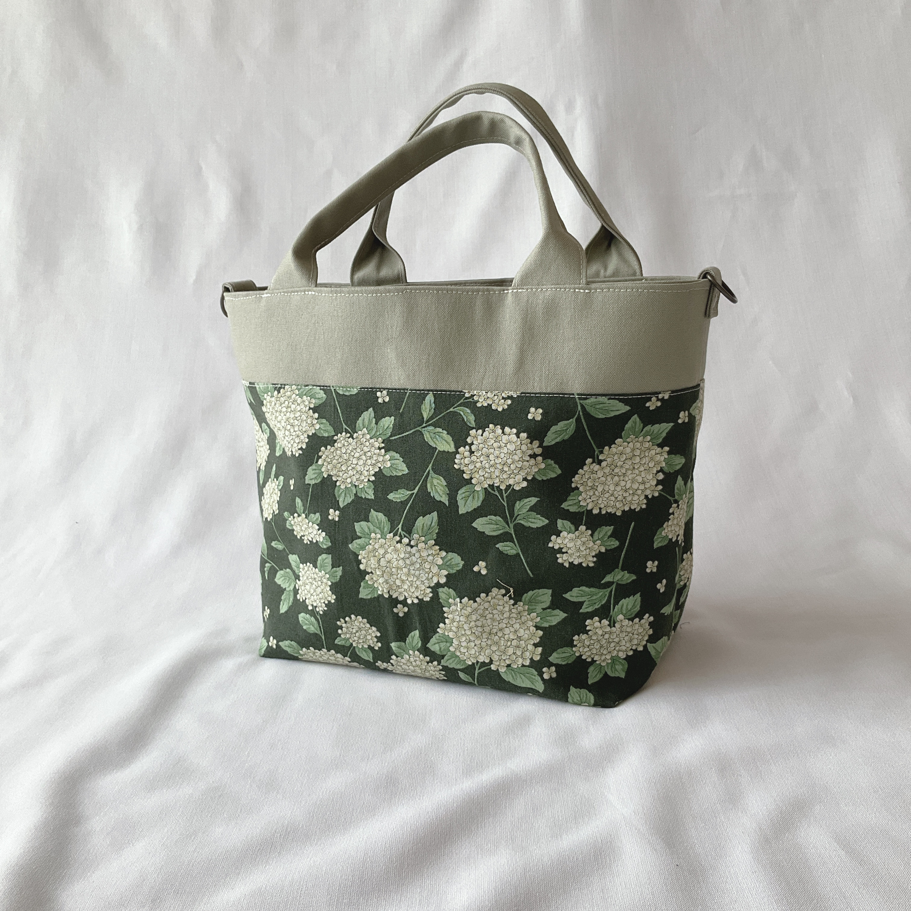 １点もの　マチたっぷりでポケット多めA5サイズトートバッグ