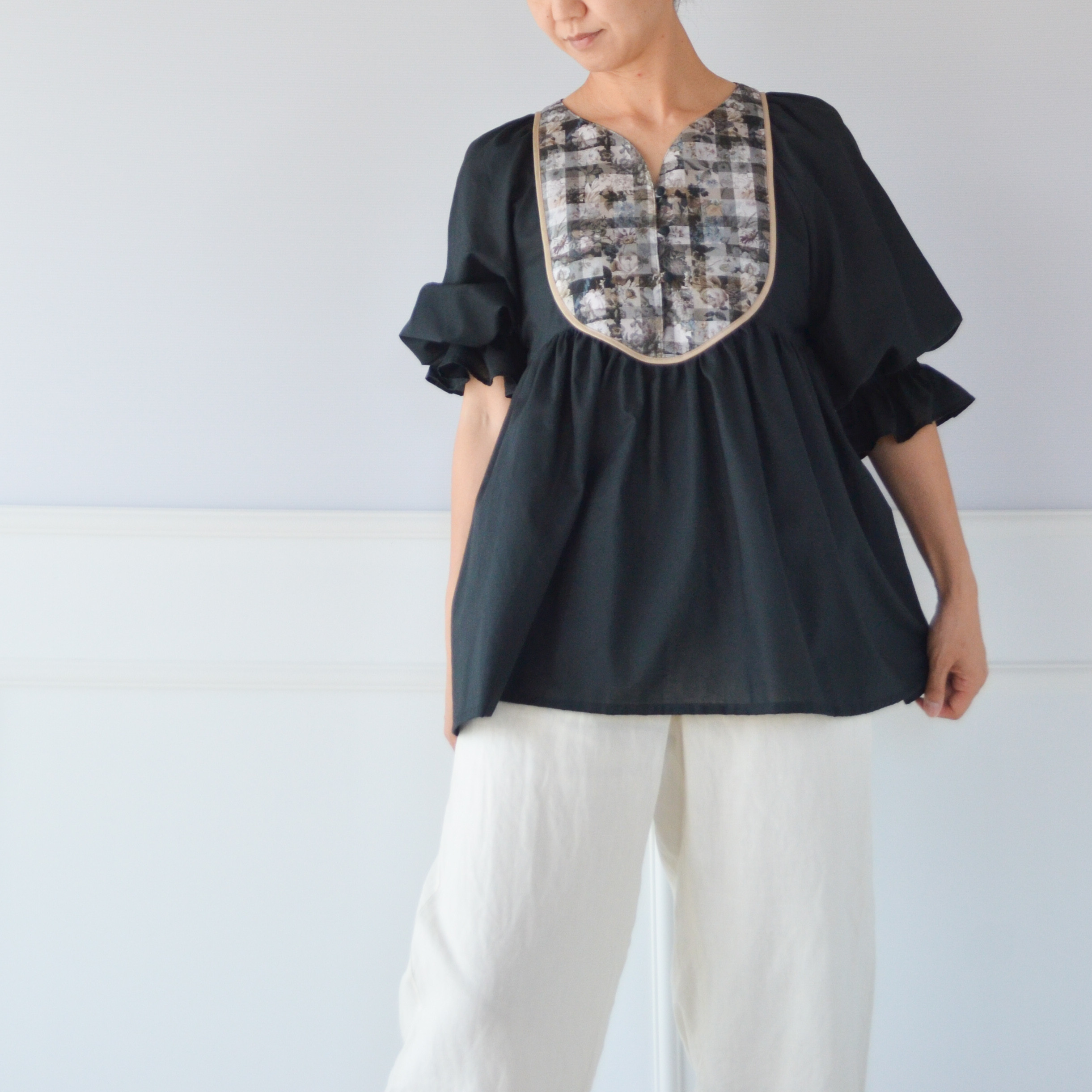 アーカイブギンガムの薄手ヨークブラウス【イタリア製リバティ使用】一枚で目を惹くブラックチュニック