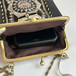 【特集掲載】 インド刺繍リボン　がま口スマホショルダー　スマホポーチ　スマホポシェット　iPhone  ブラック　 7枚目の画像