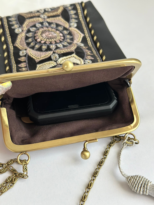 【特集掲載】 インド刺繍リボン　がま口スマホショルダー　スマホポーチ　スマホポシェット　iPhone  ブラック　 7枚目の画像
