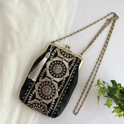 【特集掲載】 インド刺繍リボン　がま口スマホショルダー　スマホポーチ　スマホポシェット　iPhone  ブラック　 2枚目の画像