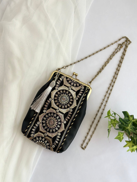 【特集掲載】 インド刺繍リボン　がま口スマホショルダー　スマホポーチ　スマホポシェット　iPhone  ブラック　 2枚目の画像
