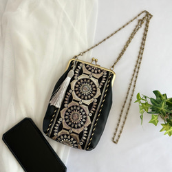 【特集掲載】 インド刺繍リボン　がま口スマホショルダー　スマホポーチ　スマホポシェット　iPhone  ブラック　 3枚目の画像