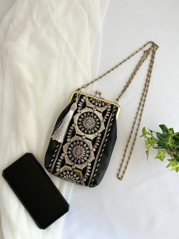【特集掲載】 インド刺繍リボン　がま口スマホショルダー　スマホポーチ　スマホポシェット　iPhone  ブラック　 3枚目の画像