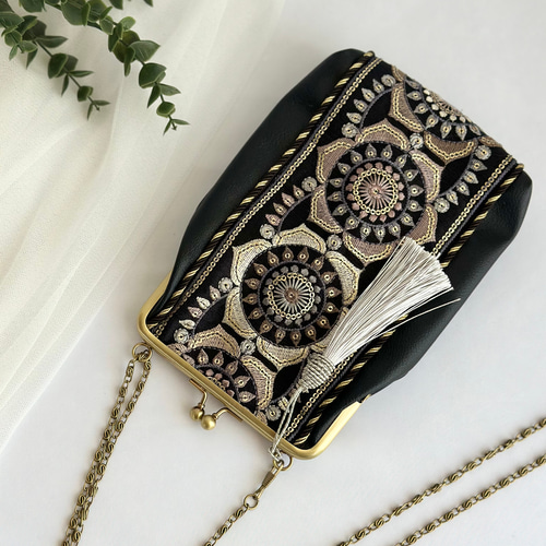 特集掲載】 インド刺繍リボン がま口スマホショルダー
