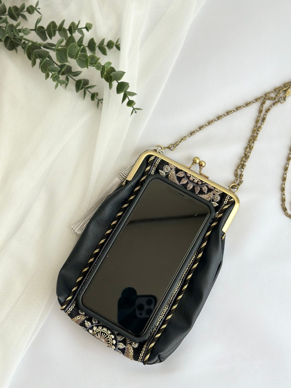 【特集掲載】 インド刺繍リボン　がま口スマホショルダー　スマホポーチ　スマホポシェット　iPhone  ブラック　 6枚目の画像