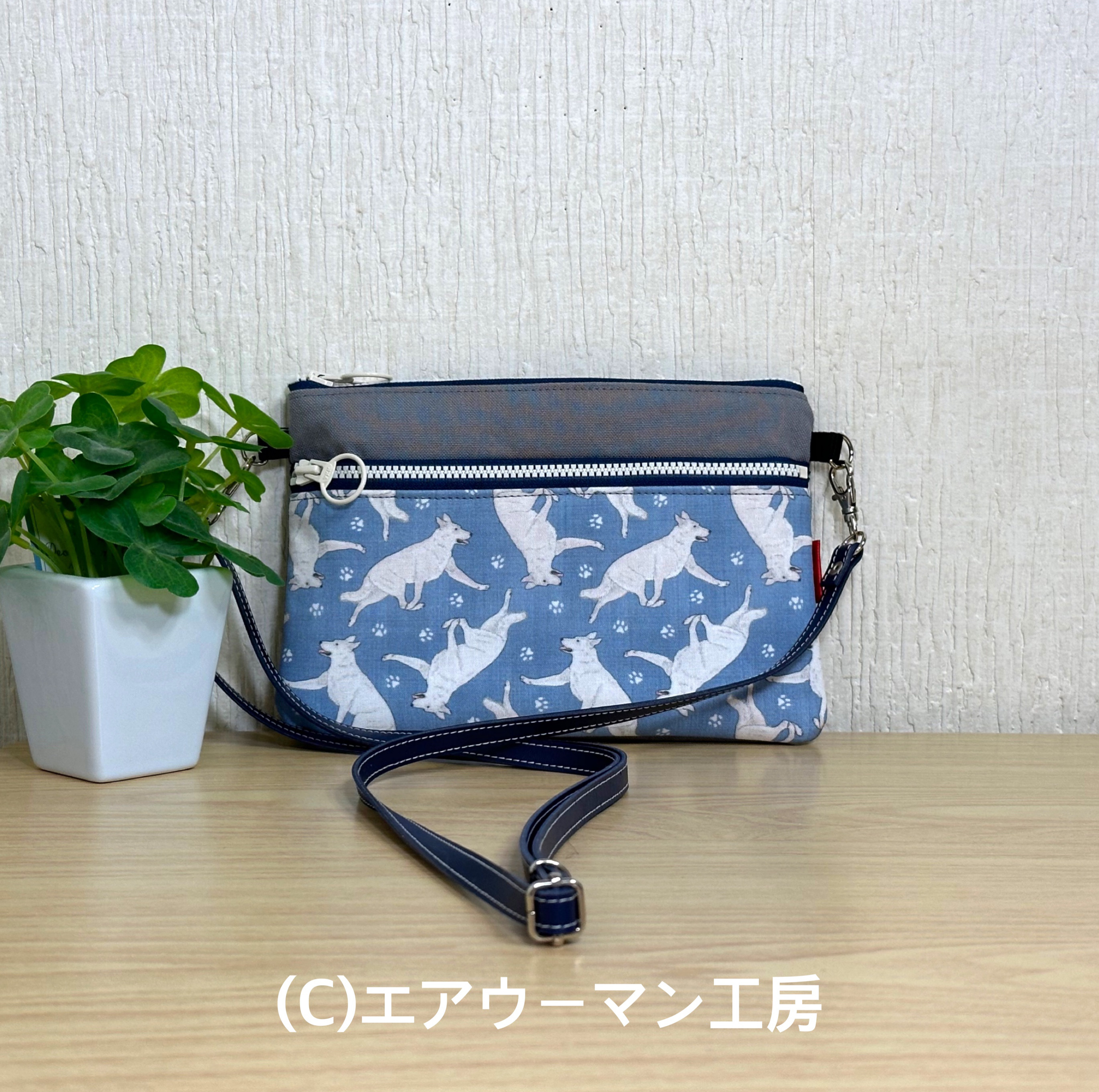 犬の日2024ホワイトスイスシェパードの輸入生地とグレイの１１号帆布で作った入れ口ファスナーの横長スマホポシェット