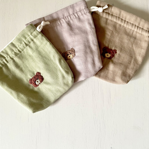 クマ刺繍付きグレー巾着バッグ　まゆこシェニール　本日のみ値下げ 受注生産】グレー猫刺繍巾着 生成り 巾着袋 zako_embroidery