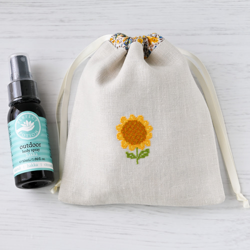 ひまわり刺繍のリネン巾着袋｜クロスステッチのワンポイント｜夏の小物