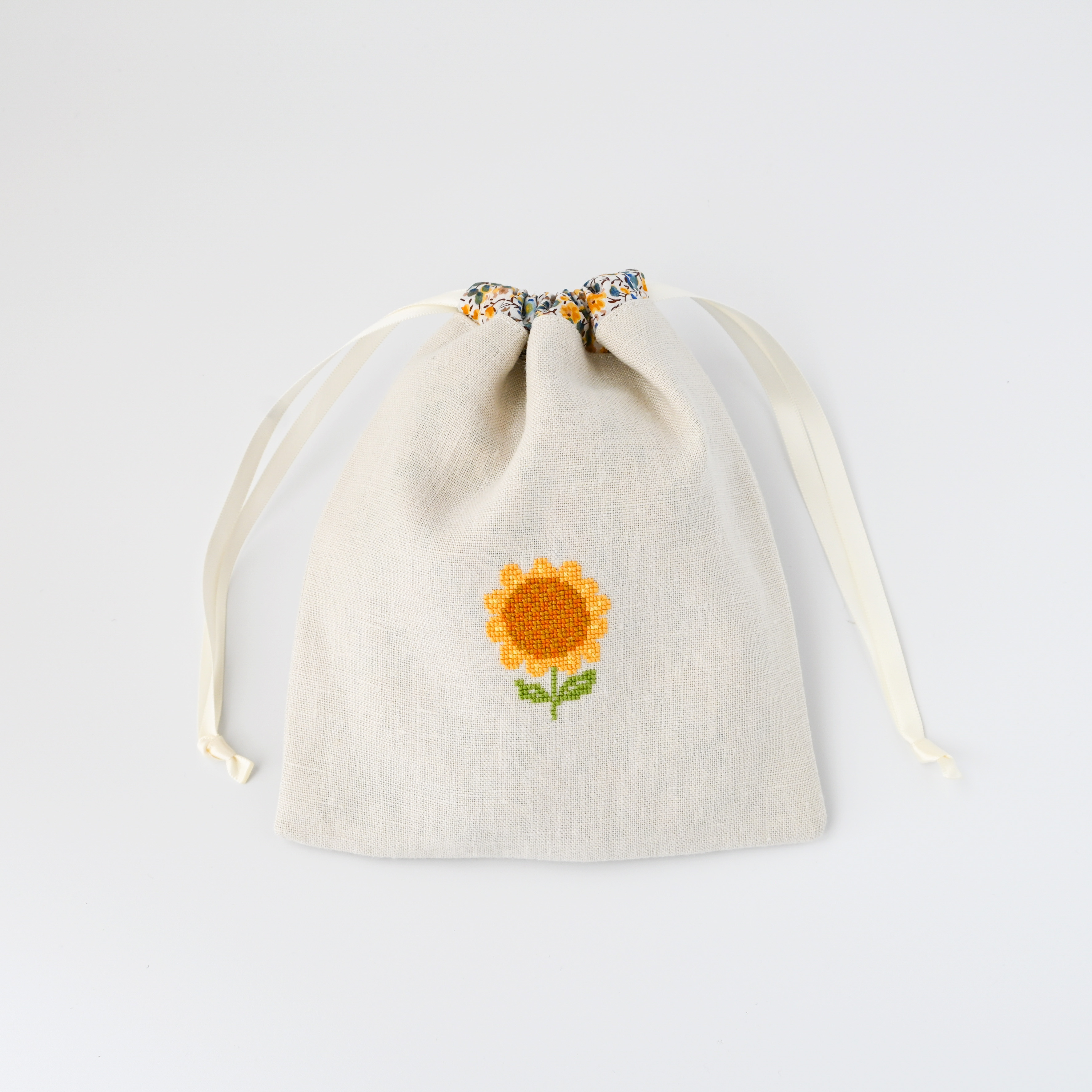 ひまわり刺繍のリネン巾着袋｜クロスステッチのワンポイント｜夏