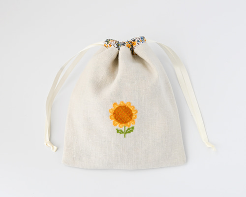 ひまわり刺繍のリネン巾着袋｜クロスステッチのワンポイント｜夏の小物