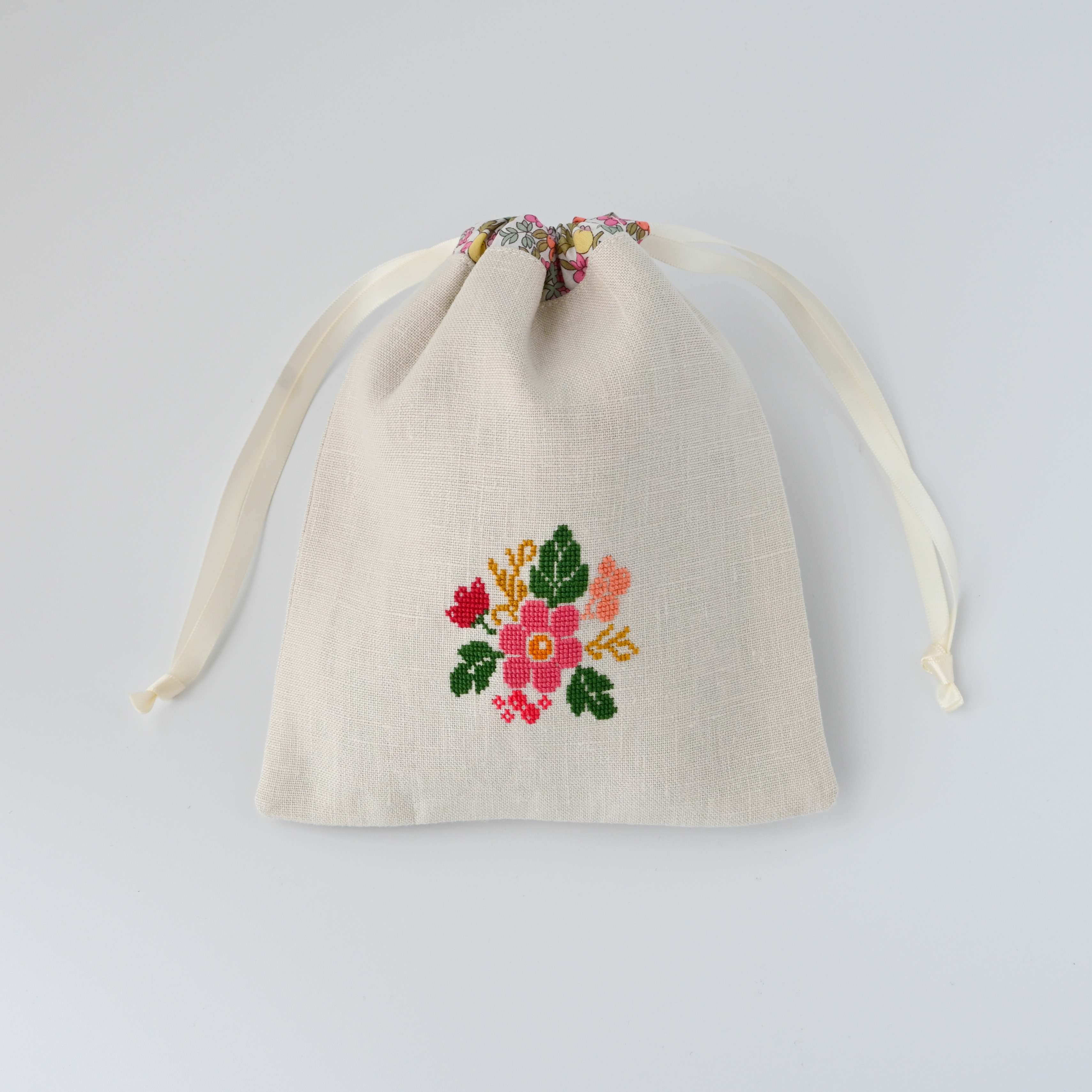 【美品】mizutani douguten リネン巾着袋 花刺繍 花柄刺繍のリネン巾着袋 ほっこりクロスステッチ 巾着袋 NJUTA