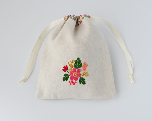 花柄刺繍のリネン巾着袋 ほっこりクロスステッチ 巾着袋 NJUTA