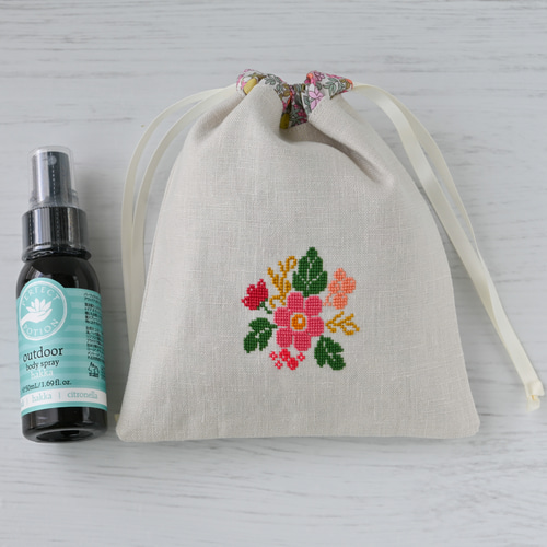 花柄刺繍のリネン巾着袋 ほっこりクロスステッチ 巾着袋 NJUTA
