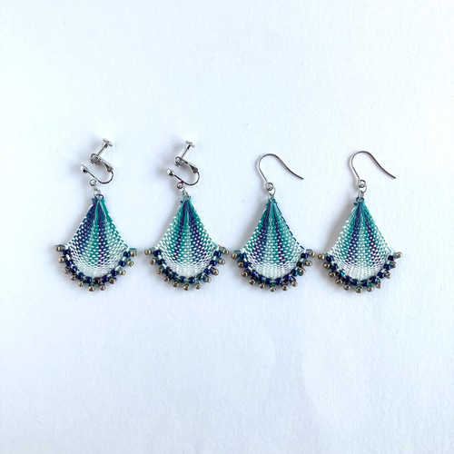 グラデーション 糸とビーズのピアス/イヤリング ブルー 大ぶり