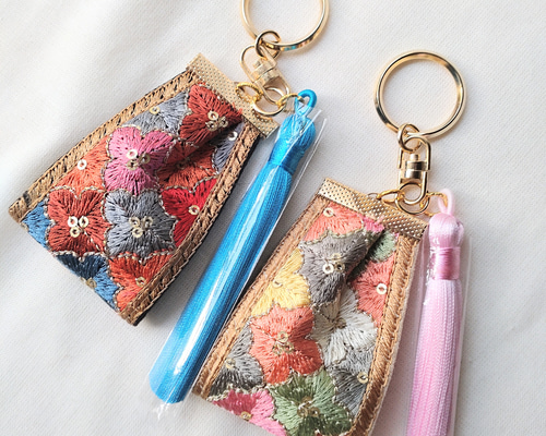 22BANDAI◇ドッグインバッグ◇キーホルダー◇マスコット◇ガシャポン◇レトロ キーホルダー 刺繍 / ザリ刺繍バッグチャーム 全4種 インド 伝統