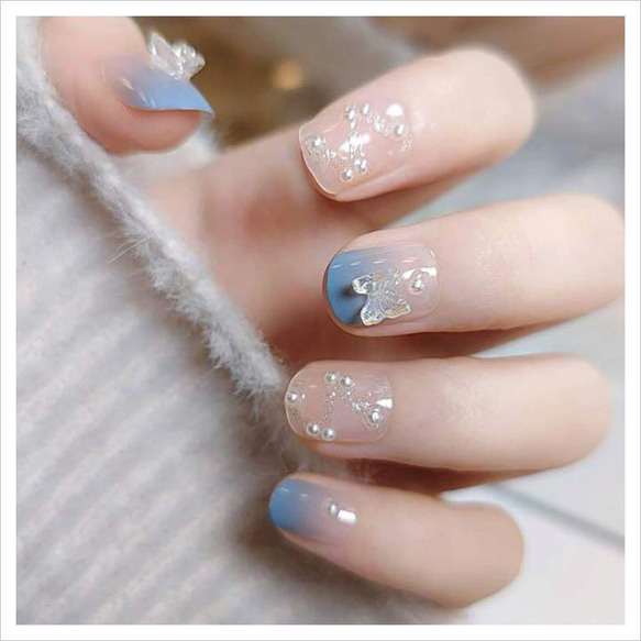 ブルーピンクラメグラデーション蝶々ニュアンスネイル 韓国 オーロラ 冬 成人式 N370》既成ネイルチップ24枚セット 水色 ブルー ラメ 蝶々 韓国 量産型
