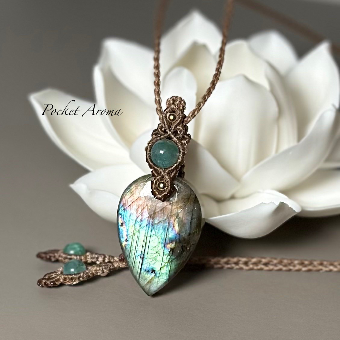 『翠響光』ラブラドライトとエメラルドのマクラメペンダント