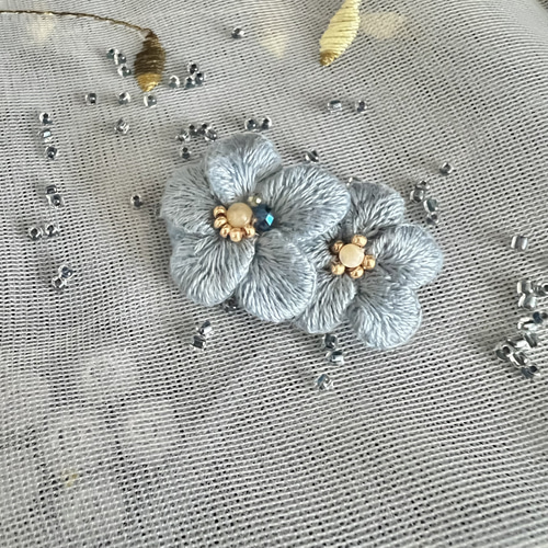✨勿忘草のプチブローチブルー【立体刺繍】✨ ブローチ atelier la