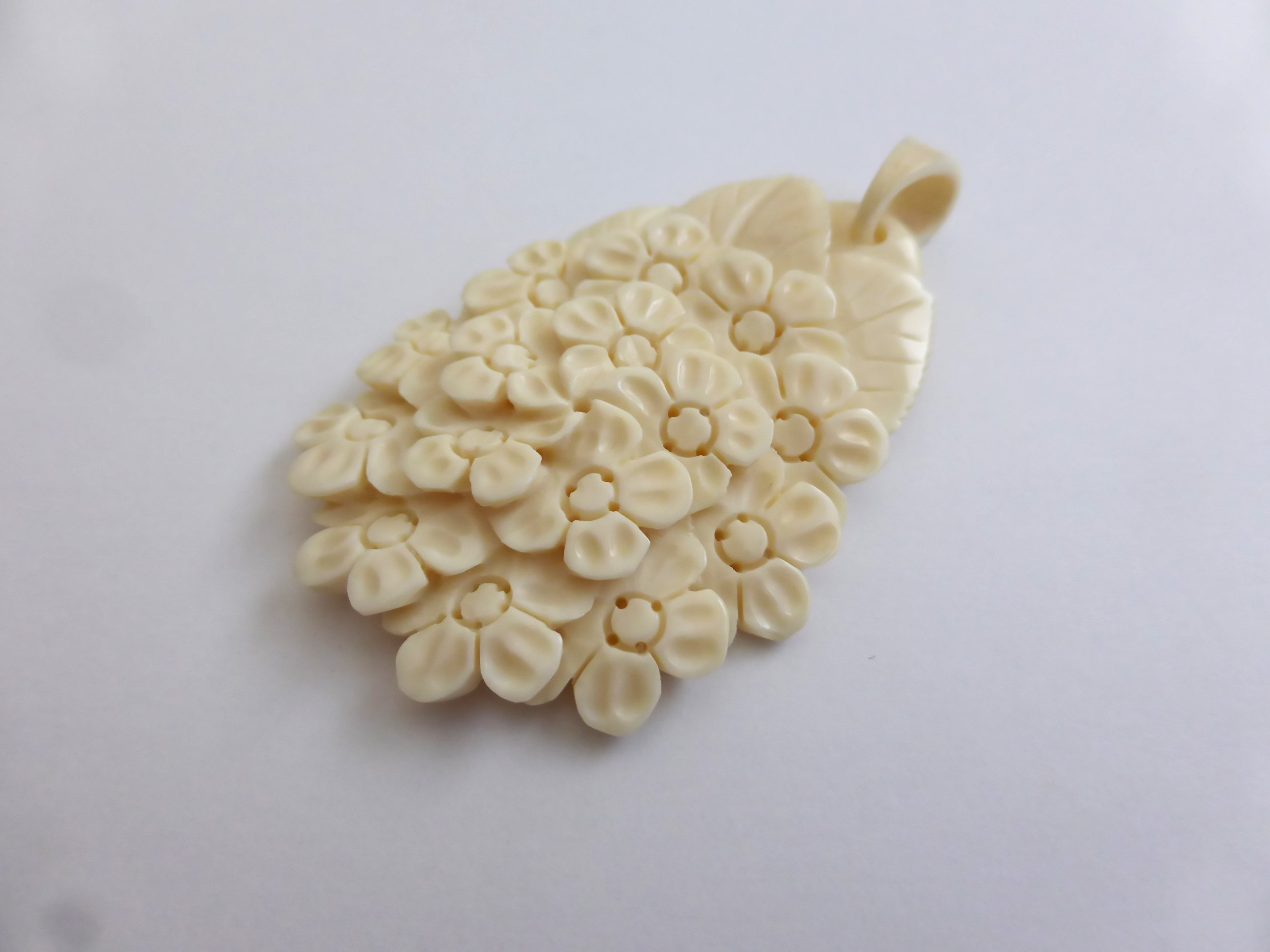 本象牙 アイボリーペンダントトップ「紫陽花」