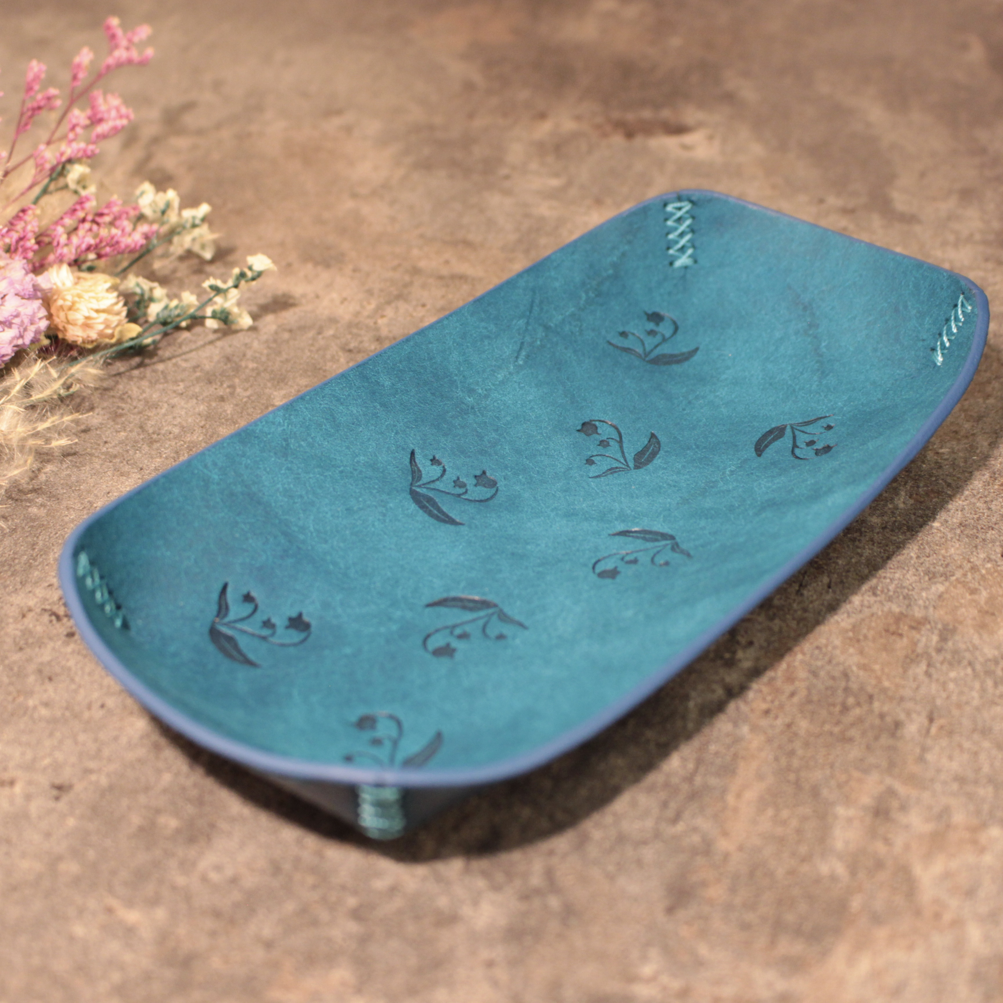 「blue lily」幸せの青いスズラン　革トレイ　ターコイズ　小物置き　リングピロー　本革　レザー　プレゼントにも