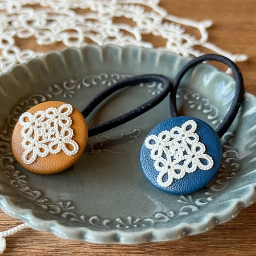 レース飾りとレザーのヘアゴム スクエアモチーフ タティングレース
