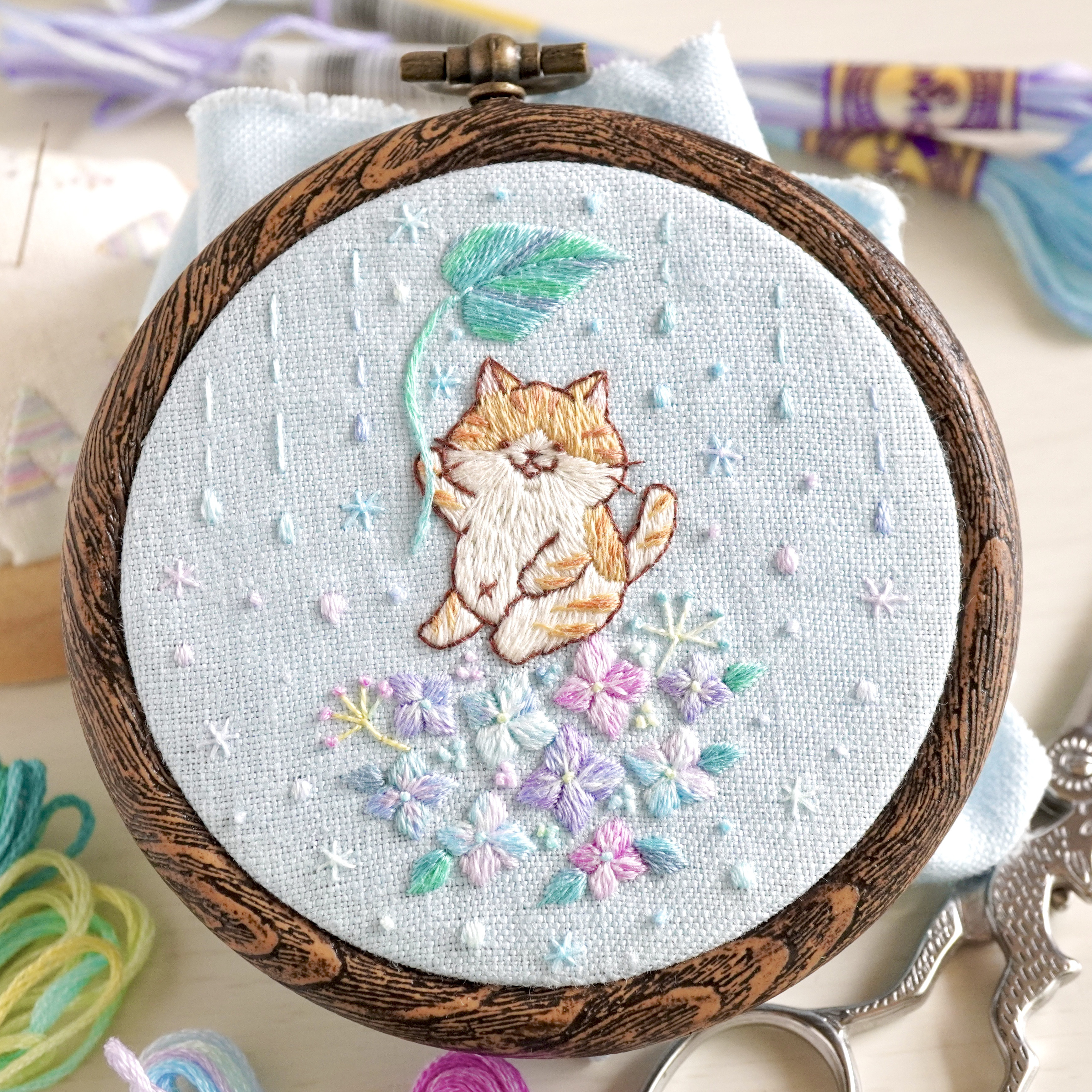 刺繍制作】 お花が楽しみな猫の刺繍 動物刺繍 図案 刺しゅう