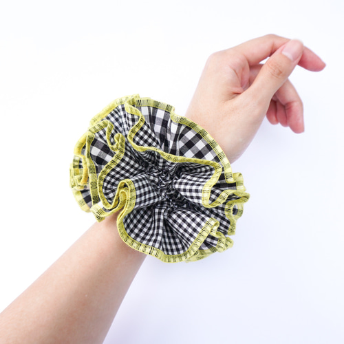 黒ギンガムチェック×黄】4重フリル ビッグシュシュ シュシュ Bit a