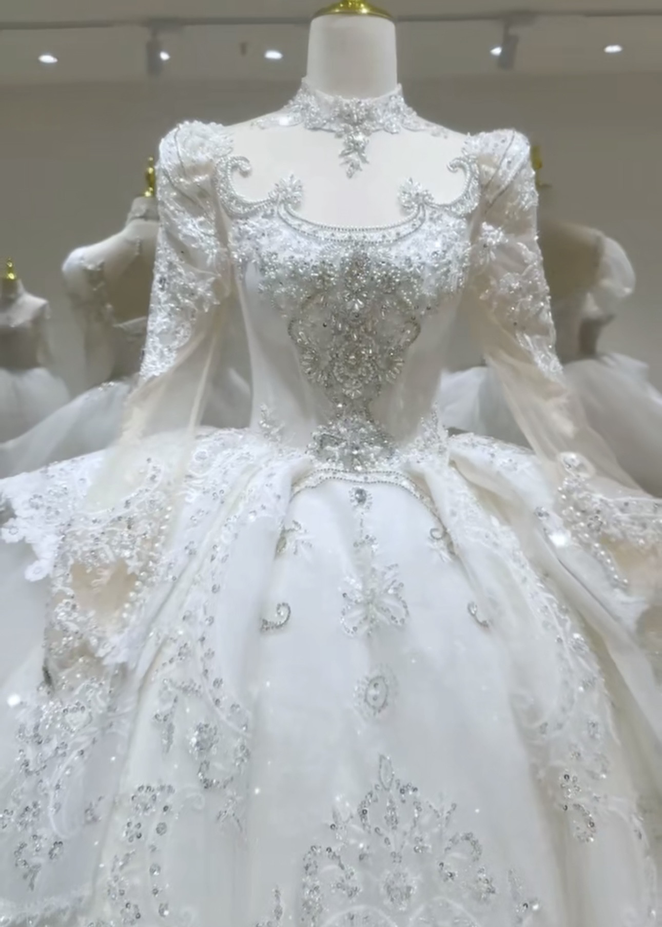 抜群のおしゃれ見え！スクエアネック　オフホワイト　ビジュー美品　キラキラチュール　フレアースカート前撮ウェディングドレス