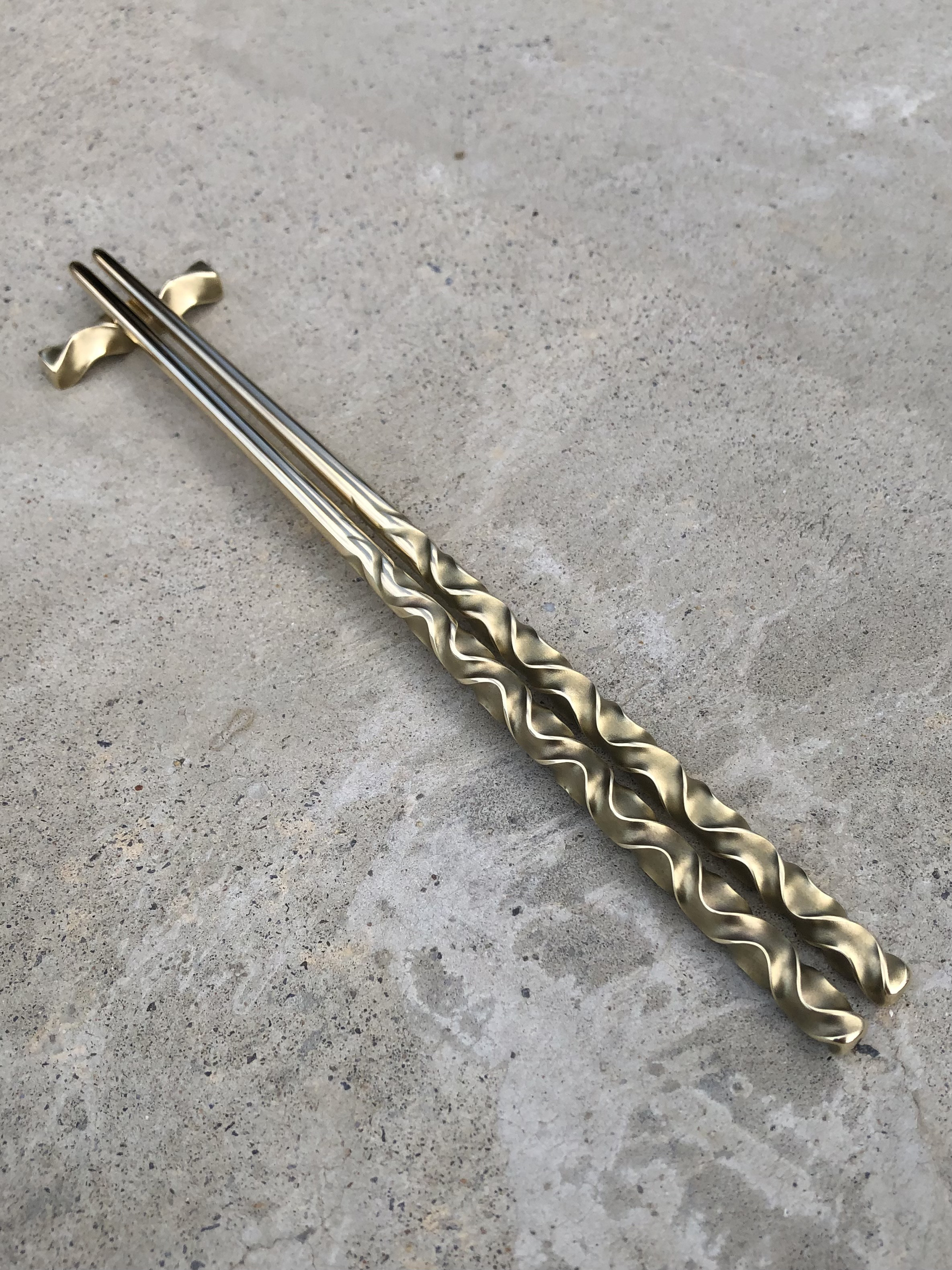 brass curved pattern chop sticks & rest set お箸と箸置き