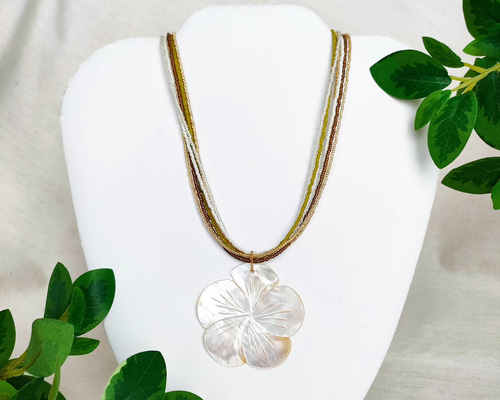 シェルペンダントネックレス ハイビスカスシェルネックレス✨ ネックレス・ペンダント byei